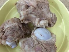捞出大骨用水冲洗干净