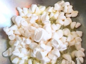 7，加入棉花糖搅拌融化，保持小火。