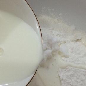 把250克牛奶加入