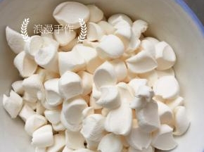 3，棉花糖剪成小块儿备用。