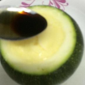 蒸好后，拿出上面洒点生抽即可