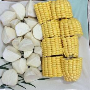 玉米切成四段，在从中间切开，茨菇洗净，一切四半