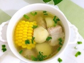 装入碗中，上面撒点切碎的小葱