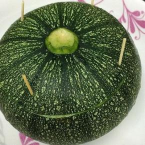 锅里倒入适量的水烧开，把做好的南瓜酿豆腐鸡蛋连盘子，一起放入蒸锅中，大火蒸三十分钟