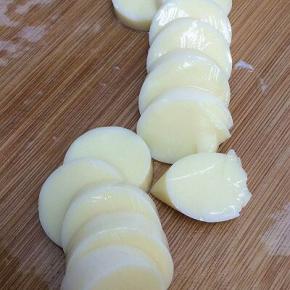 豆腐切成一厘米的薄片