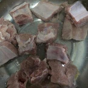 锅里倒入适量的水，将料酒，二片姜和排骨一起放入焯水