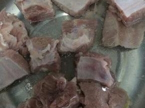 锅里倒入适量的水，将料酒，二片姜和排骨一起放入焯水