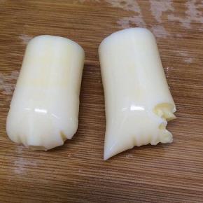 把豆腐一切两段，挤出豆腐