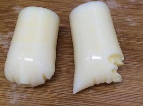 把豆腐一切两段，挤出豆腐