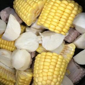 将所有食材放入电压力锅中