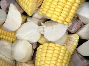 将所有食材放入电压力锅中