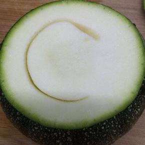 将南瓜洗净，顶部切去一块