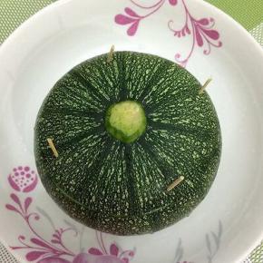 盖上刚才切下来的南瓜，上面用四根牙签来固定