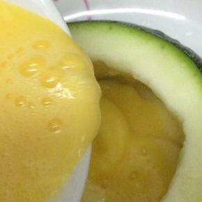 在将打散的鸡蛋倒入豆腐上面