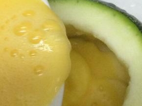在将打散的鸡蛋倒入豆腐上面