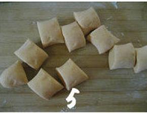 发酵好的面团稍加揉搓，然后将面团搓成长条，依自已习惯分割成等份剂子；
    一般在这个步骤大家会使出全部力气，反复揣揉面团，将面团中的气泡排出。家里有压面机的会将面团交给机器。但对于手工揉面来说，这真是个力气活，使出吃奶的劲揉半天，面团中还是有气泡。这直接影响成品馒头的口感和外观。所以对力气小的女生来说，还是先将面团分成等份剂子，再逐个对付小分量的面团，这样会更省劲更容易呢！