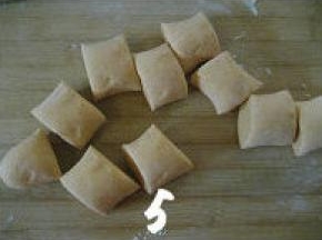 发酵好的面团稍加揉搓，然后将面团搓成长条，依自已习惯分割成等份剂子；
    一般在这个步骤大家会使出全部力气，反复揣揉面团，将面团中的气泡排出。家里有压面机的会将面团交给机器。但对于手工揉面来说，这真是个力气活，使出吃奶的劲揉半天，面团中还是有气泡。这直接影响成品馒头的口感和外观。所以对力气小的女生来说，还是先将面团分成等份剂子，再逐个对付小分量的面团，这样会更省劲更容易呢！