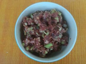 发面期间，准备好牛肉馅。牛肉馅放盐、料酒、胡椒粉、生抽、老抽、蚝油、葱、姜末调拌均匀即可.