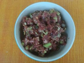 发面期间，准备好牛肉馅。牛肉馅放盐、料酒、胡椒粉、生抽、老抽、蚝油、葱、姜末调拌均匀即可.