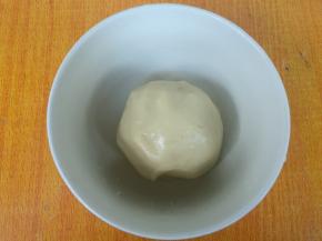 油酥材料放碗内搅拌成团。