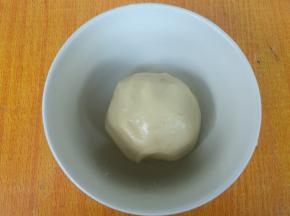 油酥材料放碗内搅拌成团。