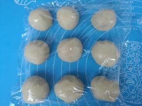 油酥分成均匀的大小9个小面团，盖保鲜膜防止风干。