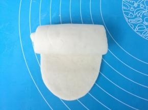 拿第一个，重复8的动作，擀开，自上而下卷起。