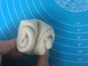 全部做好后，再拿起第一个，两头向中间捏紧。