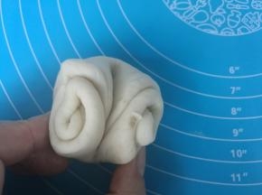 全部做好后，再拿起第一个，两头向中间捏紧。