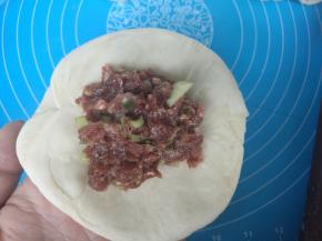 擀成片，包入牛肉馅。