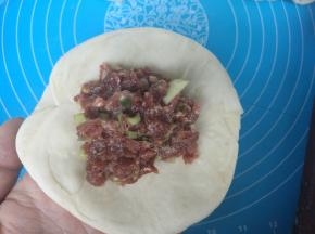 擀成片，包入牛肉馅。