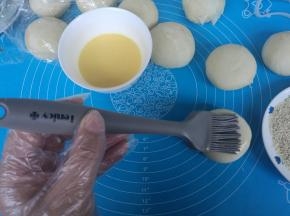 收圆捏紧，收口向下。按扁、刷上蛋液，