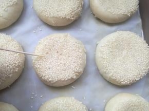 用牙签扎几个小洞防止烤的时候鼓起太高开裂。
