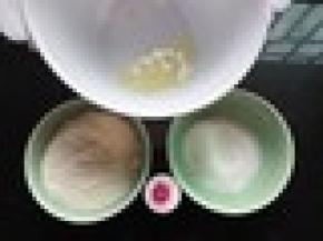 材料准备好，杏仁粉和糖粉混合一起，过筛2遍