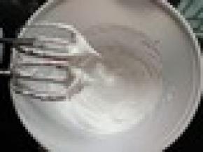 蛋白和细砂糖进行打发，打成干性发泡，提起打蛋头呈小尖角