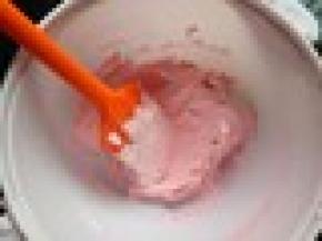 先用打蛋器低速搅打几下，再用刮刀翻拌均匀