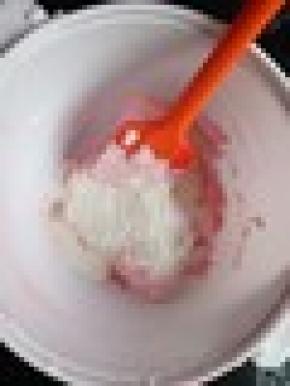 杏仁粉分3次加入蛋白霜里，先加入三分之一的杏仁粉，切拌或者压拌手法，直到没有干粉