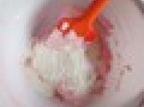杏仁粉分3次加入蛋白霜里，先加入三分之一的杏仁粉，切拌或者压拌手法，直到没有干粉