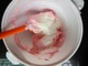 加入三分之二的杏仁粉，继续采用切拌或者压拌手法