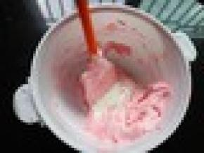 加入剩余的杏仁粉，采用切拌手法，千万别转圈划，会消泡的哦