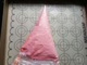 把面糊装入一次性裱花袋，剪个小口，烤盘垫硅胶垫