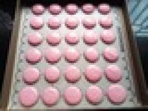 挤好的马卡龙，双手端起烤盘，轻震几下，表面有气泡用牙签戳掉