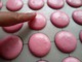 放通风处晾皮,最好不超出30分钟，时间久了也会消泡的。用手指轻碰一下，不粘手就可以了（可以开电风扇吹，或者烤箱35°烘干）