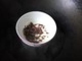 黑巧克力切小块和淡奶油放碗里