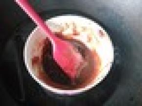 隔热水融化，水温40-50度左右，刮刀不停的翻拌