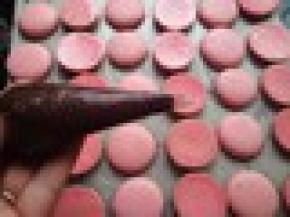 巧克力酱装入一次性裱花带，稍微有点凝固，剪个小口