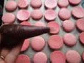 巧克力酱装入一次性裱花带，稍微有点凝固，剪个小口