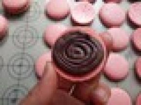 取一片马卡龙，挤上巧克力酱（喜欢陷多的就多挤点）