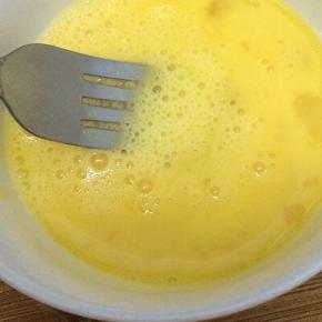 鸡蛋加入水打散