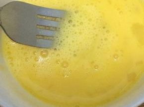 鸡蛋加入水打散